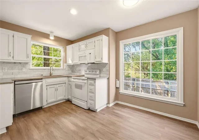 Photo 3 of Sale Pending at 10752 Oakmont St, Overland Park, KS 66210 | MLS# 2640716 | Listing updated on 2026-09-06