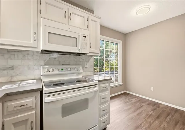 Photo 3 of Sale Pending at 10752 Oakmont St, Overland Park, KS 66210 | MLS# 2640716 | Listing updated on 2026-09-06