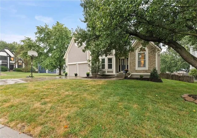 Photo 3 of Sale Pending at 5124 Noble St, Shawnee, KS 66226 | MLS# 2640717 | Listing updated on 2026-09-23