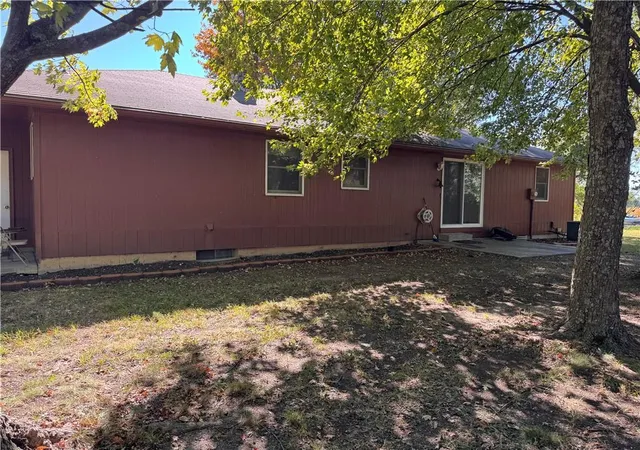 Photo 11 of Single family home for sale at 402 S Delaware St, Archie, MO 64725 | MLS# 2640731 | Listing updated on 2026-09-26