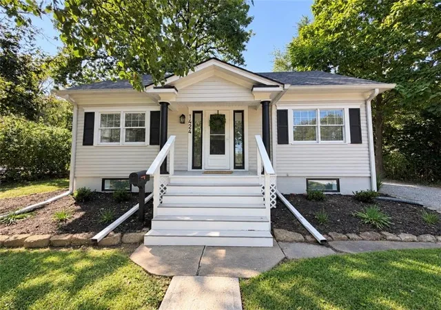 Photo 1 of Single family home for sale at 1424 N Mulberry St, Maryville, MO 64468 | MLS# 2640737 | Listing updated on 2026-09-05