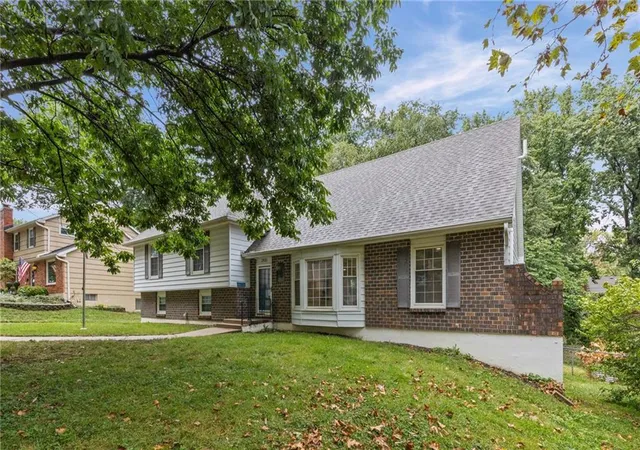 Photo 2 of Sale Pending at 2612 Ne 69th Street, Kansas City, MO 64119 | MLS# 2640760 | Listing updated on 2026-09-26