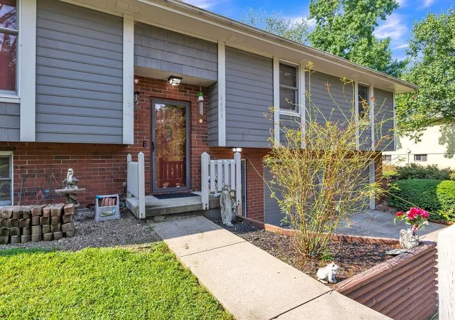 Photo 3 of Single family home for sale at 4404 Rainbow Ct, Saint Joseph, MO 64506 | MLS# 2640777 | Listing updated on 2026-09-23
