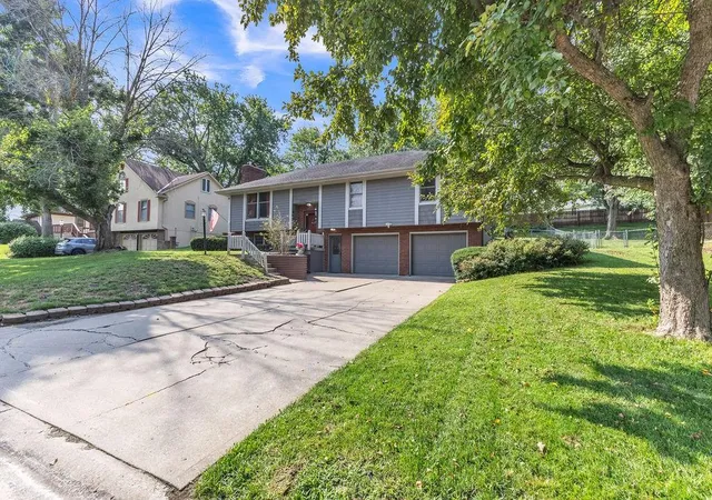 Photo 3 of Sale Pending at 4404 Rainbow Ct, Saint Joseph, MO 64506 | MLS# 2640777 | Listing updated on 2026-10-19
