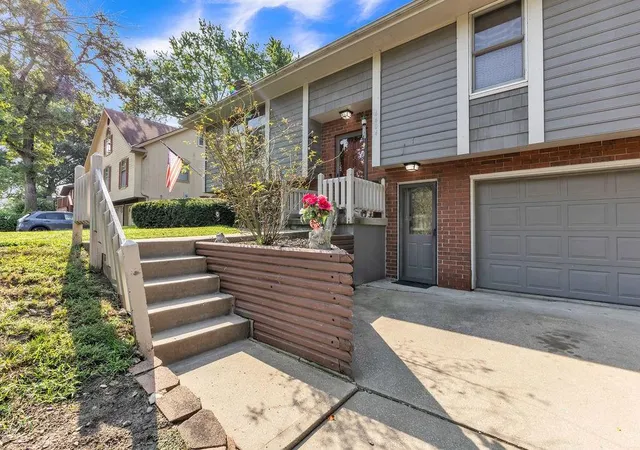 Photo 4 of Sale Pending at 4404 Rainbow Ct, Saint Joseph, MO 64506 | MLS# 2640777 | Listing updated on 2026-10-19