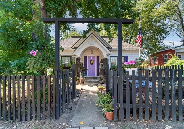 Photo 1 of Sale Pending at 318 Clinton St, Clinton, MO 64735 | MLS# 2640782 | Listing updated on 2026-10-06