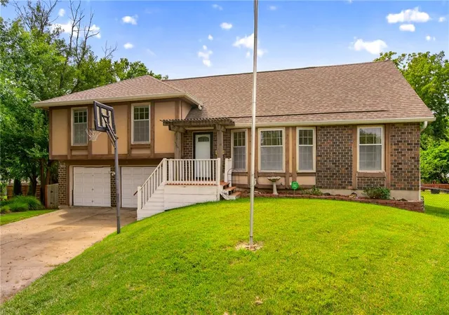 Photo 3 of Sale Pending at 5725 Earnshaw St, Shawnee, KS 66216 | MLS# 2640784 | Listing updated on 2026-09-25