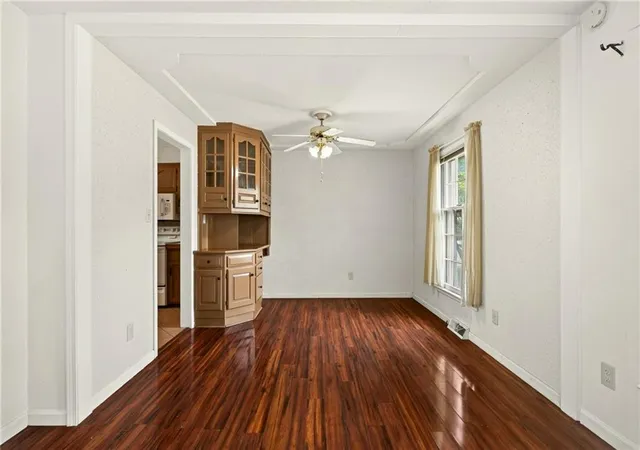 Photo 4 of Sale Pending at 5725 Earnshaw St, Shawnee, KS 66216 | MLS# 2640784 | Listing updated on 2026-09-25