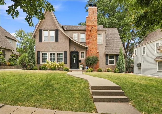 Photo 1 of Sale Pending at 624 W Dartmouth Rd, Kansas City, MO 64113 | MLS# 2640792 | Listing updated on 2026-09-18