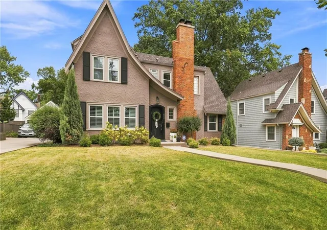 Photo 2 of Sale Pending at 624 W Dartmouth Rd, Kansas City, MO 64113 | MLS# 2640792 | Listing updated on 2026-09-18