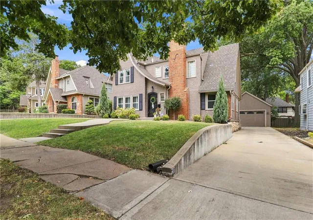 Photo 3 of Sale Pending at 624 W Dartmouth Rd, Kansas City, MO 64113 | MLS# 2640792 | Listing updated on 2026-09-18