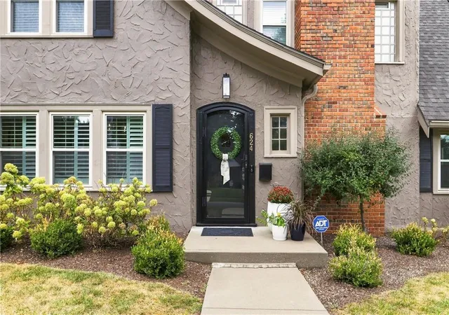 Photo 3 of Sale Pending at 624 W Dartmouth Rd, Kansas City, MO 64113 | MLS# 2640792 | Listing updated on 2026-09-18