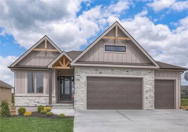 Photo 1 of Sale Pending at 910 Savannah Ln, Greenwood, MO 64034 | MLS# 2640812 | Listing updated on 2026-09-06
