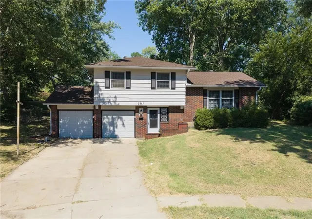Photo 1 of Single family home for sale at 3217 Westwood Ct, Topeka, KS 66614 | MLS# 2640814 | Listing updated on 2026-10-05