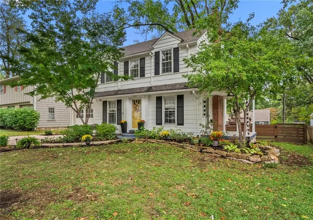 Photo 2 of Sale Pending at 5233 Nall Ave, Roeland Park, KS 66202 | MLS# 2640817 | Listing updated on 2026-10-18