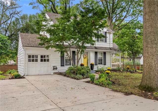 Photo 3 of Sale Pending at 5233 Nall Ave, Roeland Park, KS 66202 | MLS# 2640817 | Listing updated on 2026-10-18