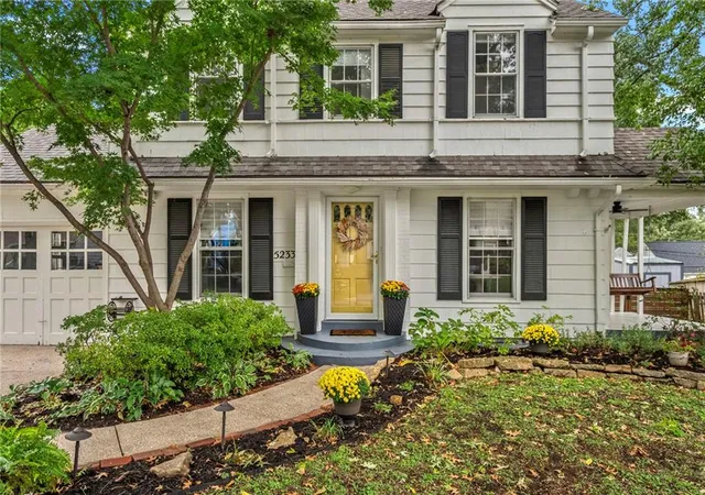 Photo 4 of Sale Pending at 5233 Nall Ave, Roeland Park, KS 66202 | MLS# 2640817 | Listing updated on 2026-10-18