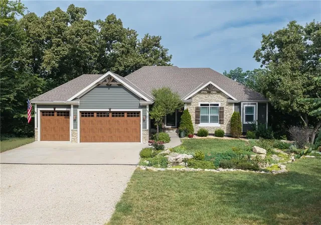 Single family home for sale at 17361 Blue Moon Ln, Tonganoxie, KS 66086 | MLS# 2640821