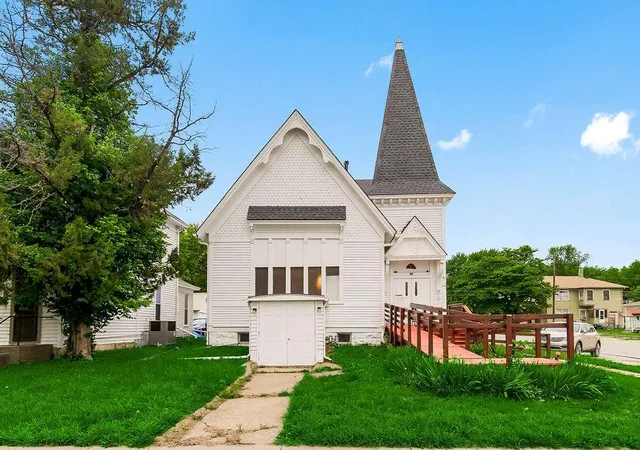 Photo 1 of Single family home for sale at 304 S Walnut St, Ottawa, KS 66067 | MLS# 2640825 | Listing updated on 2026-10-26