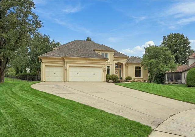 Photo 2 of Sale Pending at 15040 Sherwood St, Overland Park, KS 66224 | MLS# 2640841 | Listing updated on 2026-09-29