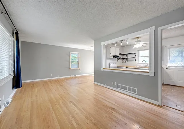 Photo 4 of Sale Pending at 3421 N Chelsea Ave, Kansas City, MO 64117 | MLS# 2640856 | Listing updated on 2026-09-14