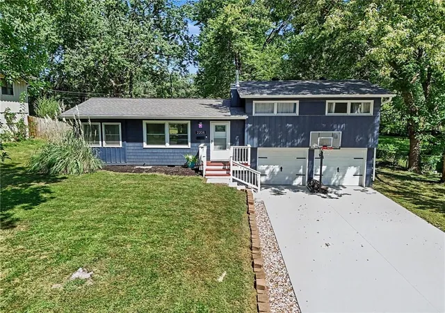 Photo 1 of Single family home for sale at 2208 Ne 60th Terrace, Kansas City, MO 64118 | MLS# 2640864 | Listing updated on 2026-09-20