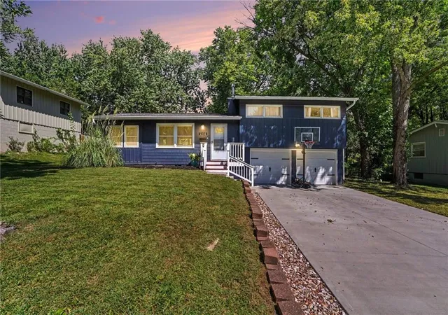 Photo 2 of Single family home for sale at 2208 Ne 60th Terrace, Kansas City, MO 64118 | MLS# 2640864 | Listing updated on 2026-09-20