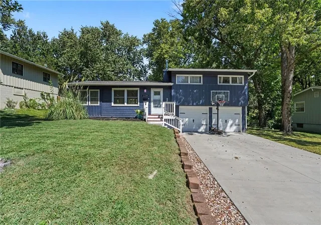 Photo 3 of Single family home for sale at 2208 Ne 60th Terrace, Kansas City, MO 64118 | MLS# 2640864 | Listing updated on 2026-09-20