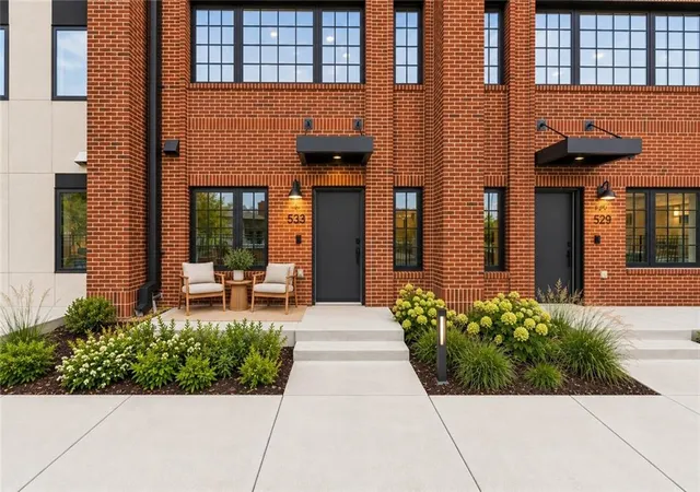 Photo 1 of Townhouse for sale at 533 E 19th Street, Kansas City, MO 64108 | MLS# 2640866 | Listing updated on 2026-09-18