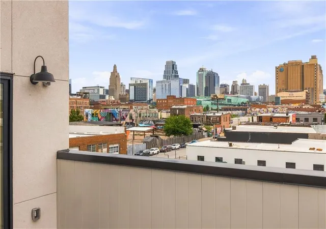 Photo 2 of Townhouse for sale at 533 E 19th Street, Kansas City, MO 64108 | MLS# 2640866 | Listing updated on 2026-09-18