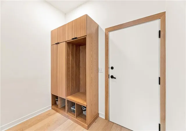 Photo 4 of Townhouse for sale at 533 E 19th Street, Kansas City, MO 64108 | MLS# 2640866 | Listing updated on 2026-09-18