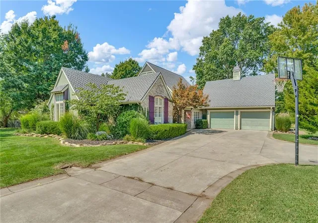 Photo 1 of Single family home for sale at 615 W Willow Ln, Ottawa, KS 66067 | MLS# 2640888 | Listing updated on 2026-09-17