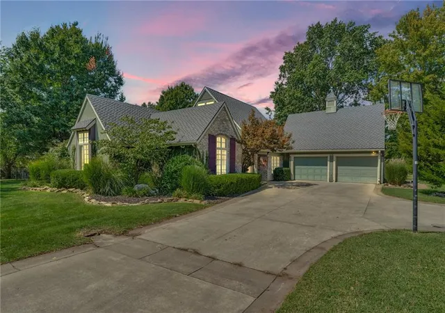 Photo 3 of Single family home for sale at 615 W Willow Ln, Ottawa, KS 66067 | MLS# 2640888 | Listing updated on 2026-09-17