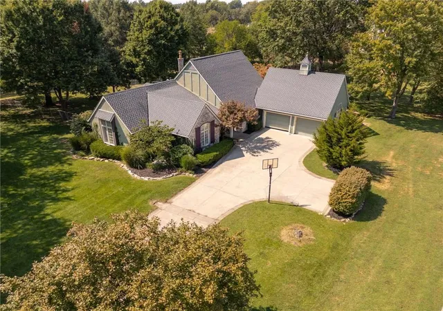 Photo 4 of Single family home for sale at 615 W Willow Ln, Ottawa, KS 66067 | MLS# 2640888 | Listing updated on 2026-09-17