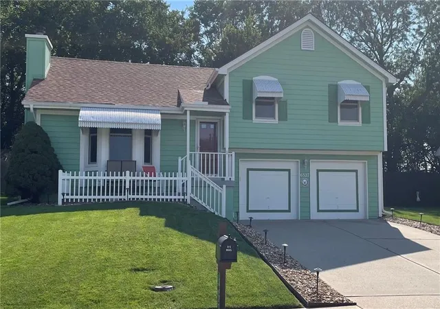 Photo 1 of Single family home for sale at 6527 Sioux Dr, Parkville, MO 64152 | MLS# 2640917 | Listing updated on 2026-09-16