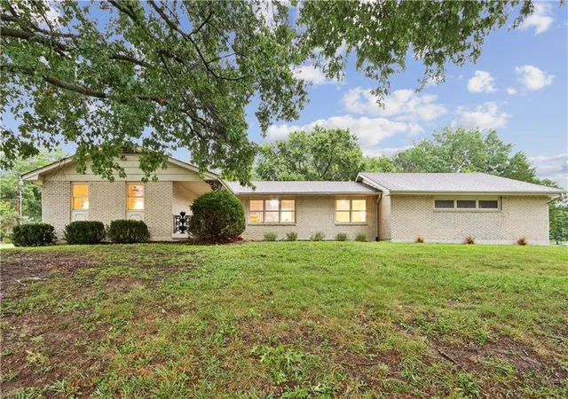 Photo 1 of Single family home for sale at 2 Maple Cir, Smithville, MO 64089 | MLS# 2640922 | Listing updated on 2026-10-08