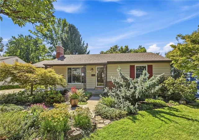 Photo 3 of Sale Pending at 4127 W 54th Street, Roeland Park, KS 66205 | MLS# 2640925 | Listing updated on 2026-10-01