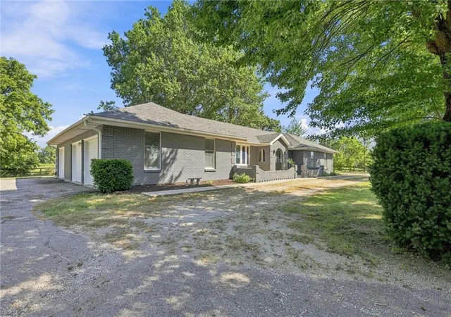 Photo 3 of Single family home for sale at 16413 Quinn Rd, Smithville, MO 64089 | MLS# 2640934 | Listing updated on 2026-09-24