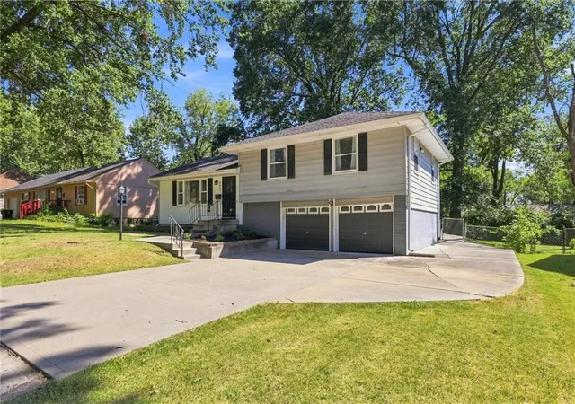 Photo 3 of Single family home for sale at 9611 E 80th Terrace, Raytown, MO 64138 | MLS# 2640938 | Listing updated on 2026-09-14
