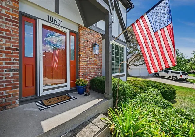 Photo 2 of Sale Pending at 10601 Barton St, Overland Park, KS 66214 | MLS# 2640939 | Listing updated on 2026-10-07