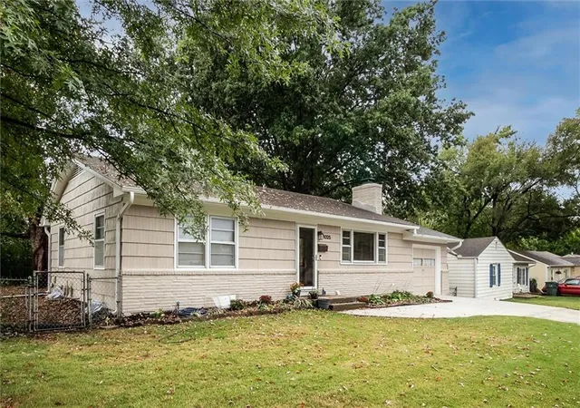 Photo 3 of Single family home for sale at 1025 E Elm St, Olathe, KS 66061 | MLS# 2640945 | Listing updated on 2026-09-22