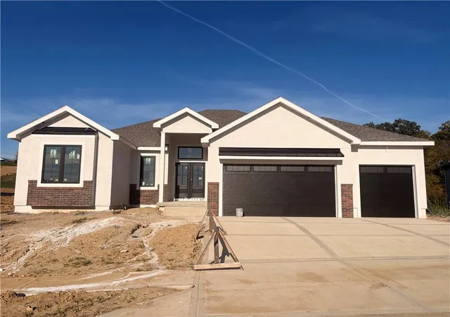 Single family home for sale at 13686 Lookout Cir, Parkville, MO 64079 | MLS# 2640950