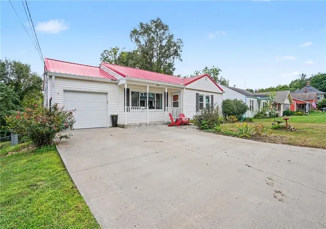 Single family home for sale at 626 Summer St, Weston, MO 64098 | MLS# 2640981