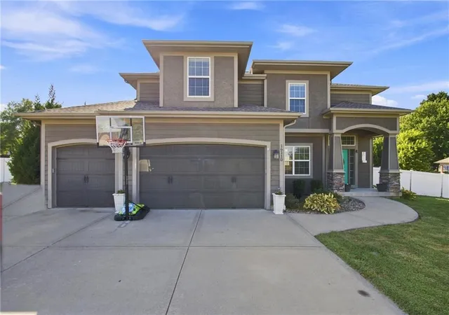 Photo 1 of Sale Pending at 16110 Kentucky View Dr, Belton, MO 64012 | MLS# 2640998 | Listing updated on 2026-09-29