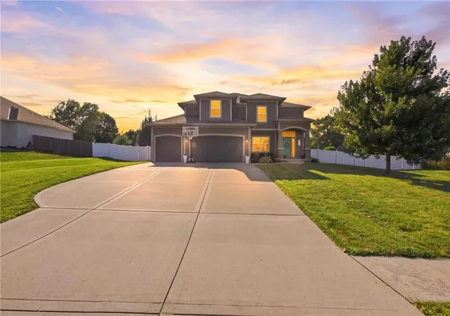 Photo 3 of Sale Pending at 16110 Kentucky View Dr, Belton, MO 64012 | MLS# 2640998 | Listing updated on 2026-09-29
