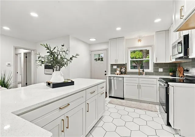 Photo 2 of Single family home for sale at 7907 Reinhardt Ln, Prairie Village, KS 66204 | MLS# 2641006 | Listing updated on 2026-10-01