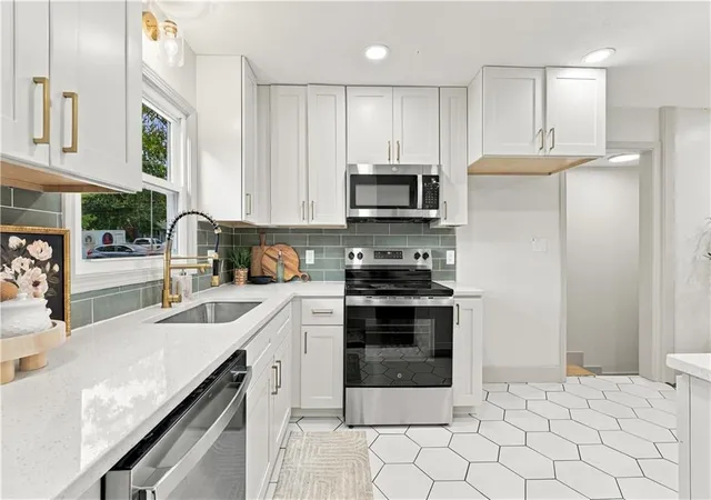 Photo 3 of Single family home for sale at 7907 Reinhardt Ln, Prairie Village, KS 66204 | MLS# 2641006 | Listing updated on 2026-10-01