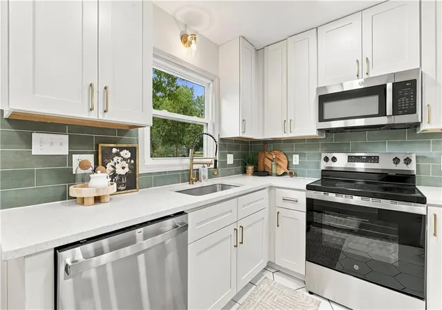 Photo 4 of Single family home for sale at 7907 Reinhardt Ln, Prairie Village, KS 66204 | MLS# 2641006 | Listing updated on 2026-10-01