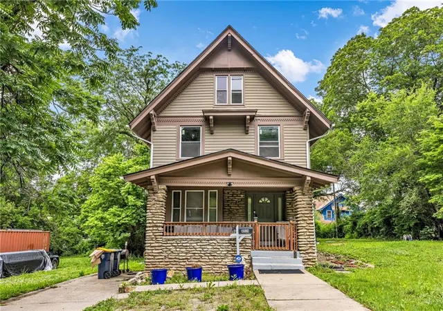 Photo 1 of Single family home for sale at 4024 Montgall Ave, Kansas City, MO 64130 | MLS# 2641008 | Listing updated on 2026-10-20