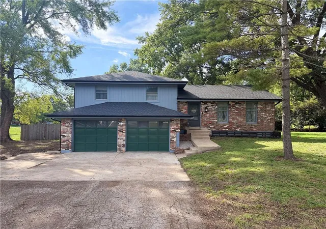 Single family home for sale at 506 S Mulberry St, Louisburg, KS 66053 | MLS# 2641019
